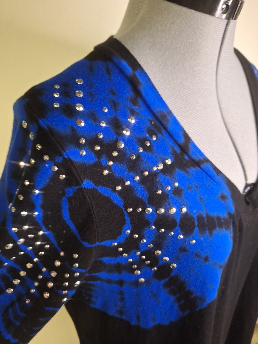 French Blue Black & Blue Studded Tie-Dye V-Neck Women's Top Size Large - Picture 4 of 8